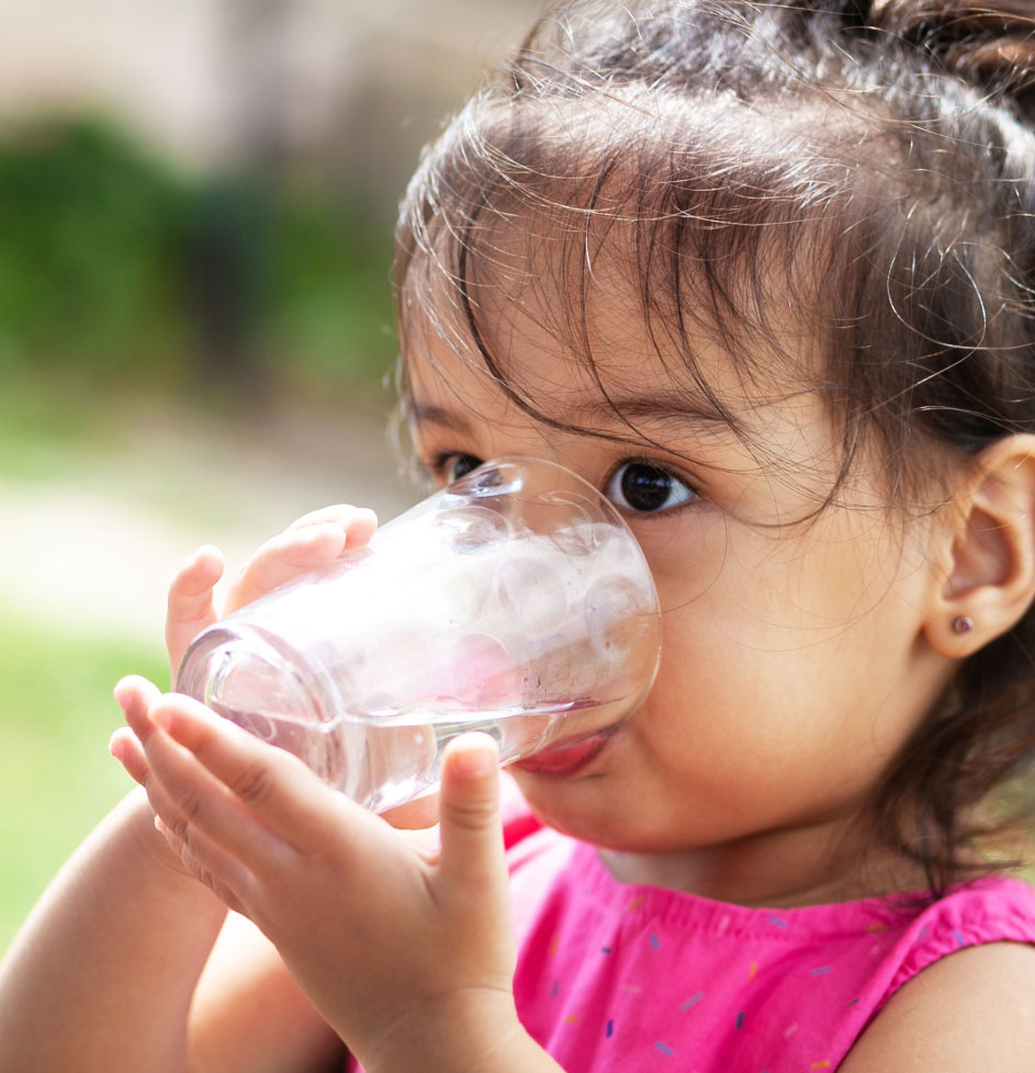 baby-girl-drinking-milk