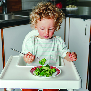 baby eatting food img